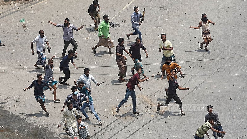 চট্টগ্রামের চান্দগাঁও বাহির সিগন্যাল এলাকায় বুধবার আইনশৃঙ্খলা বাহিনীর দিকে ইট-পাটকেল ছোড়েন ব্যাটারির রিকশার চালকরা। ছবি: সুমন বাবু