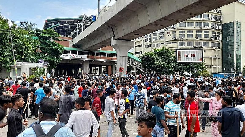 এক দফা দাবিতে অসহযোগ আন্দোলনের প্রথম দিন রোববার বেলা ১১টায় ঢাকার শাহবাগ মোড়ে আন্দোলনকারীরা। ছবি: রাসেল সরকার