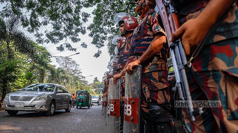 ঢাকার ইন্টারকন্টিনেন্টাল হোটেলের সামনে বুধবার দুপুরে নিরাপত্তায় দেখা যায় বিজিবি সদস্যদের। কার্যক্রম নিষিদ্ধ আওয়ামী লীগের বৃহস্পতিবারের ‘ঢাকা লকডাউন’ কর্মসূচির আগের দিন শহরজুড়ে নিরাপত্তা জোরদার করা হয়