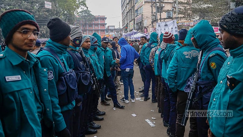জগন্নাথ বিশ্ববিদ্যালয় কেন্দ্রীয় শিক্ষার্থী সংসদ (জকসু) ও হল সংসদ নির্বাচন উপলক্ষে মঙ্গলবার সকাল থেকে ক্যম্পাস এলাকায় ছিল আইনশৃঙ্খলা বাহিনীর নিরাপত্তা ব্যবস্থা