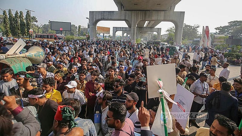 অননুমোদিত মোবাইল ফোন বন্ধ করার সরকারি সিদ্ধান্তের প্রতিবাদে রোববার মিরপুর সড়ক অবরোধ করে বিক্ষোভ করেন মোবাইল ফোন ব্যবসায়ী ও তাদের কর্মচারীরা।