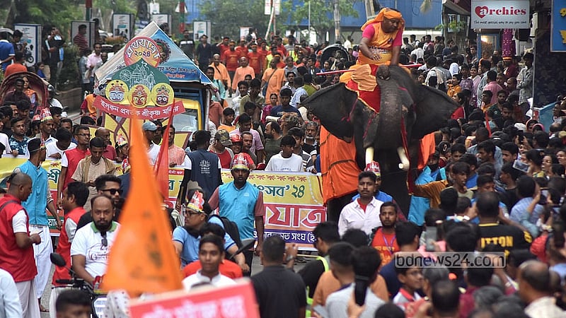 চট্টগ্রামের প্রবর্তক এলাকা থেকে রোববার শ্রী শ্রী জগন্নাথ দেবের রথযাত্রা বের করে সনাতন ধর্মাবলম্বীরা। ছবি: সুমন বাবু