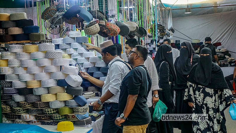 ঢাকার বায়তুল মোকাররম মসজিদের সামনে টুপি-আতরের দোকানের সামনে ক্রেতাদের ভিড়। ছবি: আব্দুল্লাহ আল মমীন