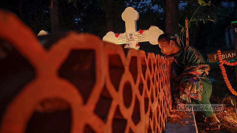 ‘অল সোলস ডেতে'ঢাকার ওয়ারীতে খ্রিষ্টান সমাধি ক্ষেত্রে প্রয়াতদের আত্মার শান্তি কামনায় প্রার্থনা করেন স্বজনরা। ছবি: মাহমুদ জামান অভি