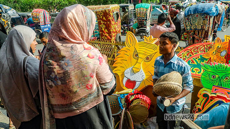 বাংলা নববর্ষ সামনে রেখে ঢাকা বিশ্ববিদ্যালয়ের দোয়েল চত্বরে কারুশিল্পের দোকানগুলোতে সাজিয়ে রাখা হয়েছে নানা ধরনের পণ্য