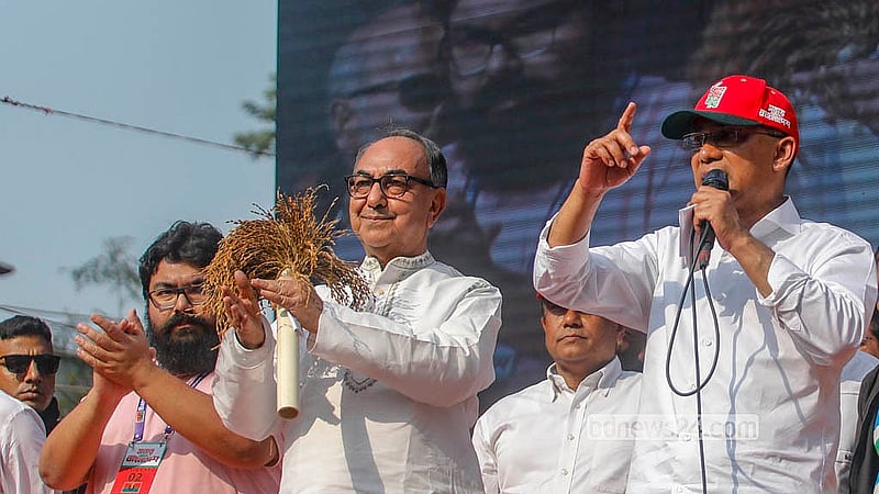 ঢাকার মতিঝিল আইডিয়াল স্কুল অ্যান্ড কলেজের সামনে সোমবার বিএনপির পথসভায় ঢাকা-৮ আসনের প্রার্থী মির্জা আব্বাসের হাতে নির্বাচনি প্রতীক ধানের শীষ তুলে দেন দলের চেয়ারম্যান তারেক রহমান