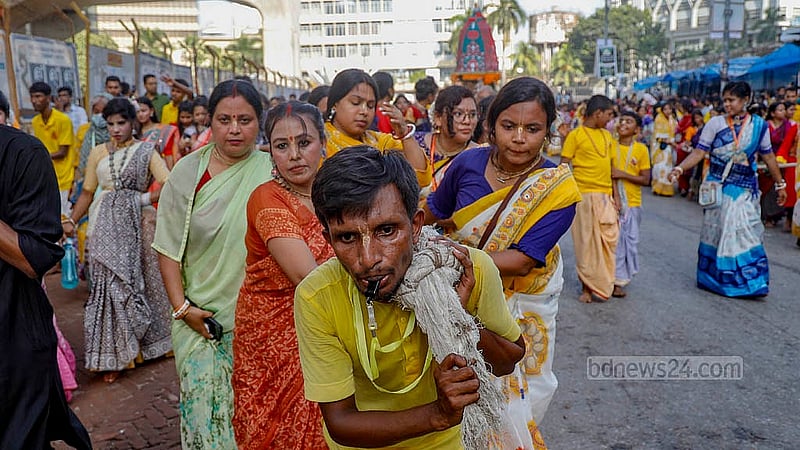 আন্তর্জাতিক কৃষ্ণ ভাবনামৃত সংঘের (ইসকন) স্বামীবাগ আশ্রম থেকে শুক্রবার বিকালে বের হওয়া রথযাত্রা। রথ টেনে নিয়ে যাওয়া হয় দড়ি ধরে। ছবি: মাহমুদ জামান অভি