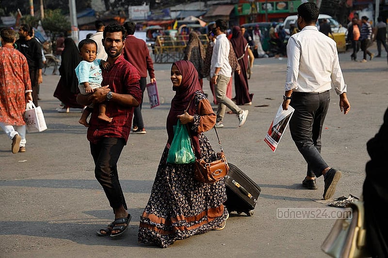 স্বরাষ্ট্র উপদেষ্টার পদত্যাগ দাবিতে জাতীয় ছাত্রশক্তি সোমবার শাহবাগ মোড় অবরোধ করলে বিপাকে পড়েন সাধারণ মানুষ। কোনো ধরনের যানবাহন না চলায় পায়ে হেঁটে শাহবাগ মোড় পার হন অনেকেই