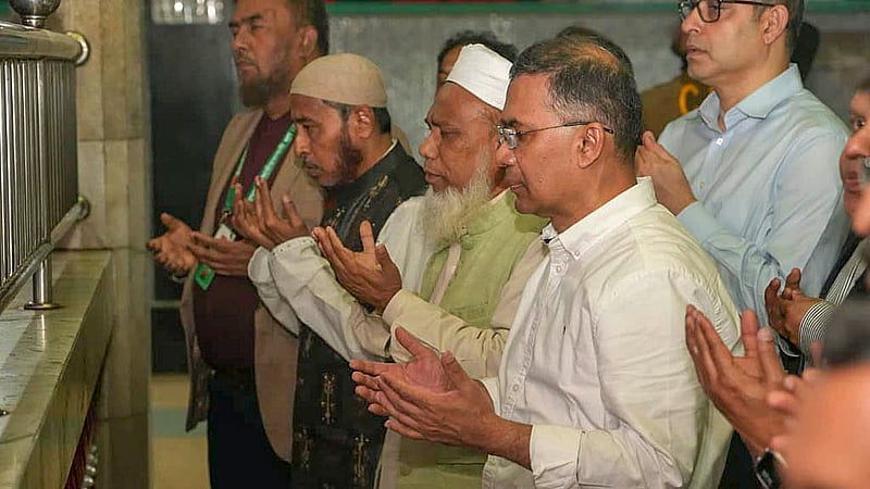 ভোটের আনুষ্ঠানিক প্রচারে নামার আগে  বুধবার রাতে সিলেটে হযরত শাহ পরাণ (রহ.) মাজার জিয়ারত করেন বিএনপির চেয়ারম্যান তারেক রহমান