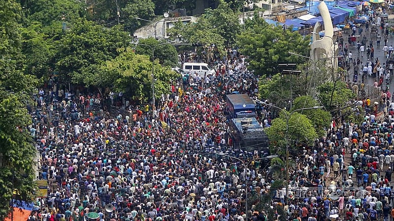 ১৪ জুলাই ২০২৪: সরকারি চাকরির কোটা ব্যবস্থা সংস্কারের এক দফা দাবিতে রাষ্ট্রপতিকে স্মারকলিপি দিতে বঙ্গভবন অভিমুখে গণপদযাত্রা করেন আন্দোলনরত শিক্ষার্থী ও চাকরিপ্রত্যাশীরা।