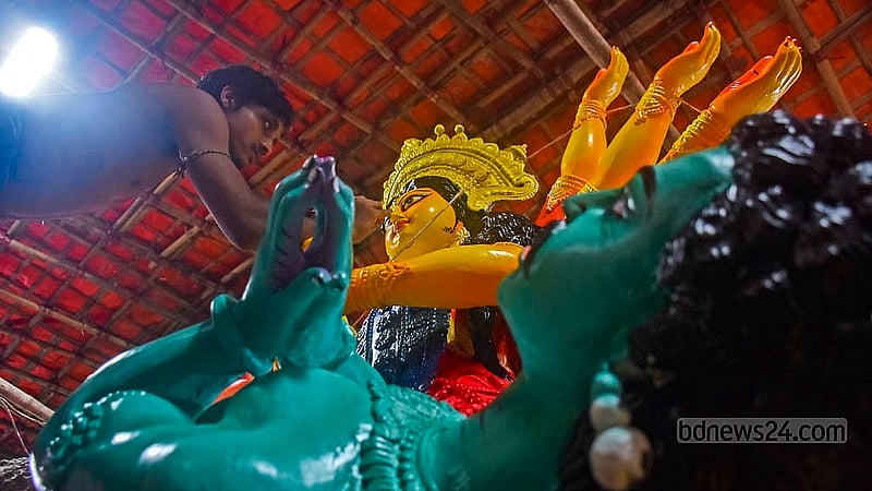 চট্টগ্রামের সিআরবি এলাকায় মন্দিরে প্রতিমাশিল্পীরা ব্যস্ত সময় পার করছেন দেবী দুর্গার প্রস্তুতিতে। ছবি: সুমন বাবু