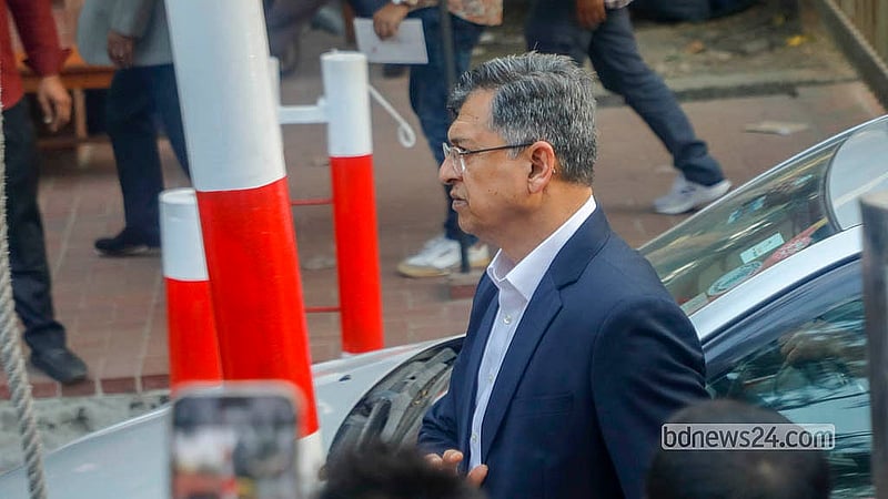 নতুন মন্ত্রিসভার সদস্যদের শপথ অনুষ্ঠান শেষে সংসদ ভবনের ৬ নম্বর গেইট দিয়ে বের হয়ে আসেন নতুন স্বরাষ্ট্রমন্ত্রী সালাউদ্দিন আহমেদ। ছবি: আব্দুল্লাহ আল মমীন