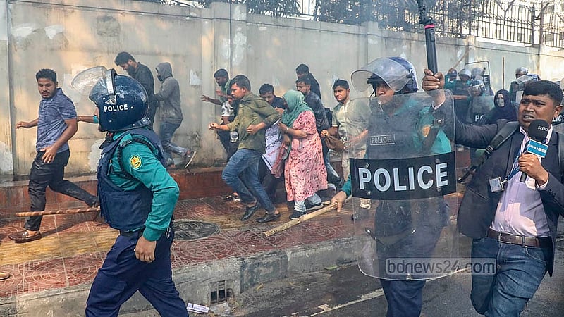 নরসিংদী টেক্সটাইল ইঞ্জিনিয়ারিং কলেজের শিক্ষার্থীরা বৃহস্পতিবার সচিবালয়ের ভেতরে প্রবেশের চেষ্টা করলে জলকামান ও টিয়ারশেল ছাড়াও তাদের লাঠিপেটা করে পুলিশ।