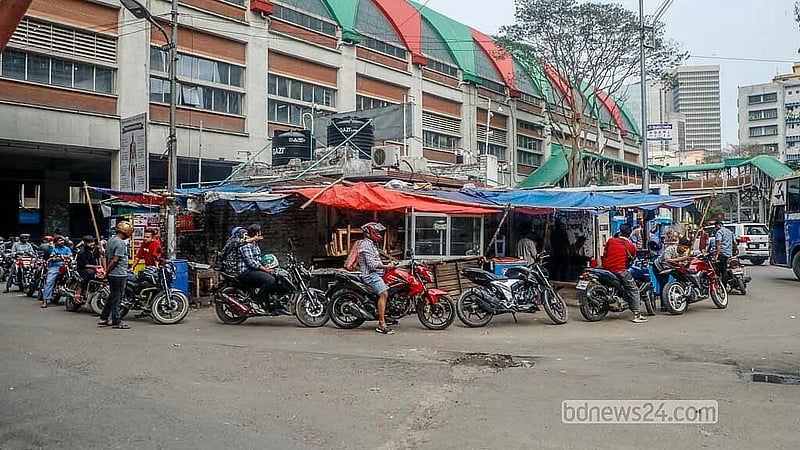 রাজধানীর মতিঝিলের একটি ফিলিং স্টেশনের বাইরে তেল নেওয়ার অপেক্ষায় মোটরসাইকেলের দীর্ঘ লাইন