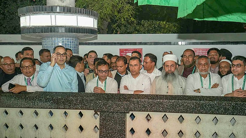 ভোটের আনুষ্ঠানিক প্রচারে নামার আগে দলের রেওয়াজ মেনে সিলেটে হযরত শাহজালালের (রহ.) মাজার জিয়ারত করেন বিএনপির চেয়ারম্যান তারেক রহমান