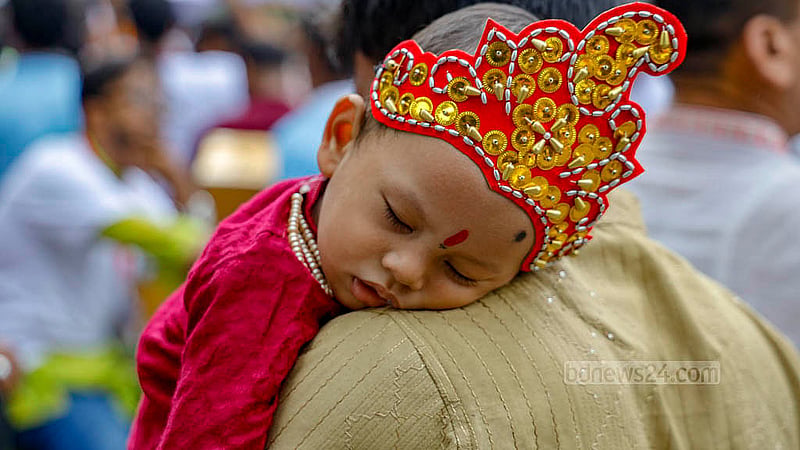 জন্মাষ্টমীর শোভাযাত্রায় সোমবার কৃষ্ণ সাজে এক শিশু। ছবি: মাহমুদ জামান অভি