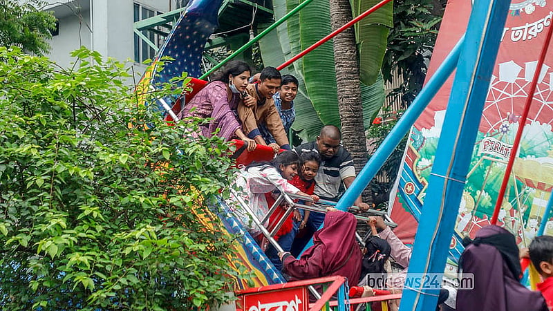 ঈদের দিন ঢাকার শ্যামলীর শিশু মেলায় উচ্ছ্বসিত শিশুদের সঙ্গে অভিভাবকরা বড়দের রাইডে চড়েন