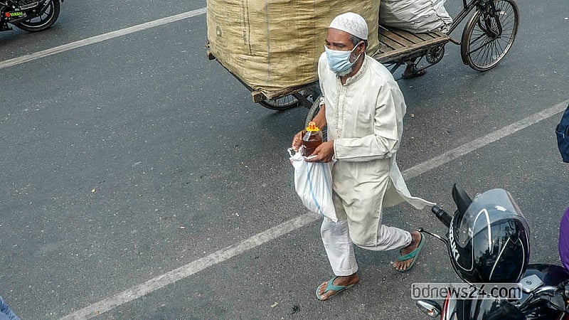 ঢাকার আগারগাঁও এলাকায় বৃহস্পতিবার দুপুরে টিসিবির ট্রাক থেকে পণ্য কেনেন এক ব্যক্তি