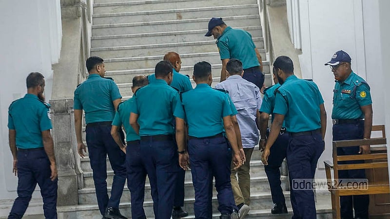 জুলাই অভ্যুত্থান দমানোর চেষ্টায় মানবতাবিরোধী অপরাধের মামলায় ক্ষমতাচ্যু প্রধানমন্ত্রী শেখ হাসিনার সঙ্গে আসামি এবং পরে রাজসাক্ষী হিসেবে জবানবন্দি দেওয়া সাবেক আইজিপি চৌধুরী আব্দুল্লাহ আল-মামুনকে বৃহস্পতিবার আন্তর্জাতিক অপরাধ ট্রাইব্যুনালে হাজির করা হয়