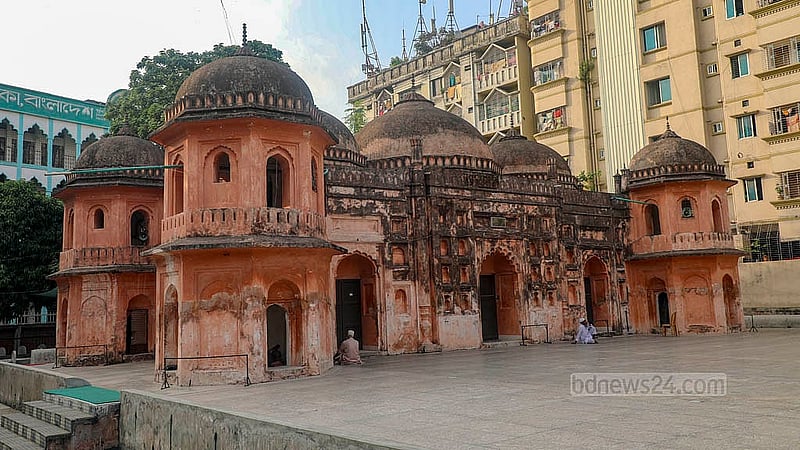 ঢাকার মোহাম্মদপুরে অবস্থিত ঐতিহাসিক সাত গম্বুজ মসজিদটি নির্মাণ করা হয় প্রায় ৩৫০ বছর আগে।  ছবি: আব্দুল্লাহ আল মমীন