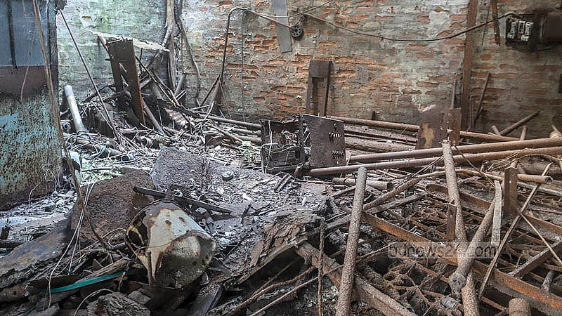 দুই যুগ ধরে বন্ধ ঢাকার দক্ষিণ কেরানীগঞ্জের ওরিয়েন্ট টেক্সটাইল মিলসের ওয়ার্কশপ। ব্যবহার অভাবে নষ্ট হয়ে গেছে ভেতরের থাকা সব যন্ত্রাংশ। ছবি: আব্দুল্লাহ আল মমীন