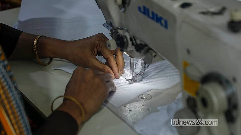 ঢাকার কামরাঙ্গীরচরের একটি কারখানায় টুপি তৈরি করছেন এক নারী কারিগর