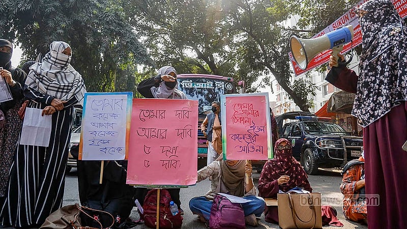 পাঁচ দফা দাবি আদায়ে বুধবার প্ল্যাকার্ড হাতে ক্যাম্পাসের সামনে স্লোগান দিতে থাকেন ইডেন মহিলা কলেজের একদল শিক্ষার্থী। ছবি: মাহমুদ জামান অভি