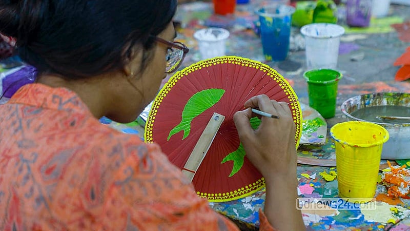 ঢাকা বিশ্ববিদ্যালয়ের চারুকলা অনুষদে তৈরি হচ্ছে নানা শিল্পকর্ম। নির্ধারিত সময়ের মধ্যে কাজ শেষ করতে দিনরাত পরিশ্রম করছেন শিক্ষার্থীরা