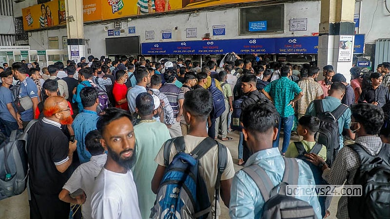 কমলাপুর রেল স্টেশনে বুধবার টিকেটের জন্য যাত্রীদের দীর্ঘ লাইন দেখা যায়