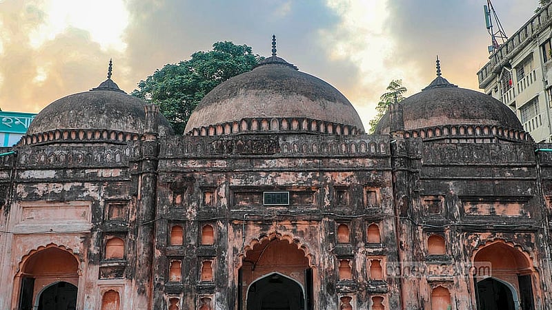 ঢাকার মোহাম্মদপুরে অবস্থিত ঐতিহাসিক সাত গম্বুজ মসজিদটি নির্মাণ করা হয় প্রায় ৩৫০ বছর আগে।  ছবি: আব্দুল্লাহ আল মমীন