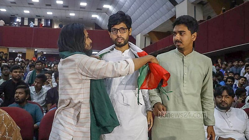 রাকসু নির্বাচনে ভিপি নির্বাচিত হয়েছেন ছাত্রশিবির সমর্থিত ‘সম্মিলিত শিক্ষার্থী জোট’ প্যানেলের প্রার্থী মোস্তাকুর রহমান জাহিদ। তিনি পেয়েছেন ১২ হাজার ৬৮৭ ভোট। ছবি: মাহমুদ জামান অভি