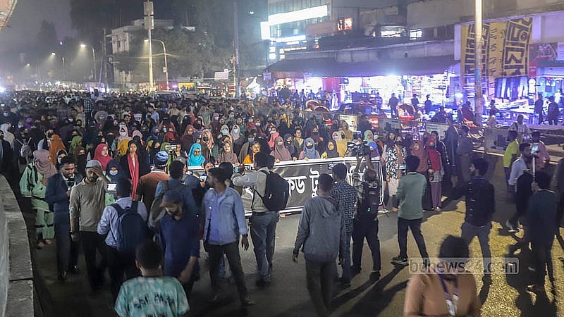 ‘বারাসাত ব্যারিকেড টু নর্থ সিটি’ ব্যানারে তিতুমীর কলেজের শিক্ষার্থীরা মিছিল নিয়ে রোববার মহাখালী মোড়ে কিছু সময় অবস্থান নেয়। ছবি: আব্দুল্লাহ আল মমীন
