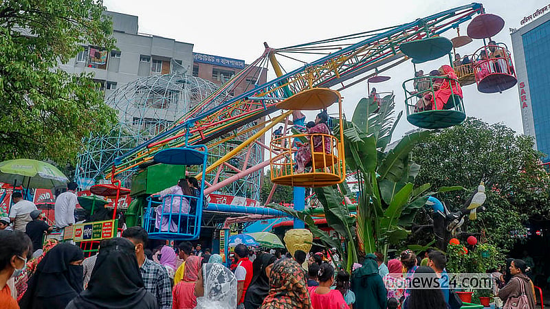 ঢাকার শ্যামলীর শিশু মেলায় শনিবার রাইডে ওঠেন অনেকে