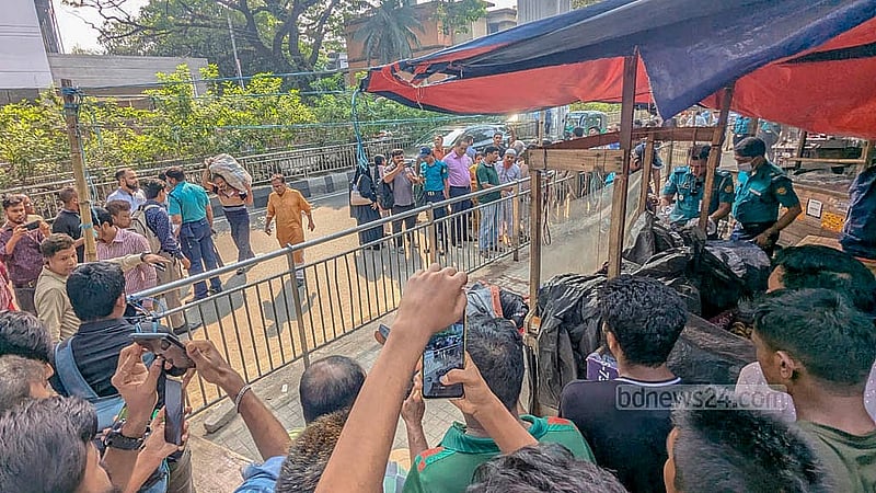ঢাকার ফার্মগেট স্টেশনের নিচে রোববার মেট্রো লাইনের বিয়ারিং প্যাড খুলে পড়ে আবুল কালাম নামে এক পথচারী নিহত হন।
