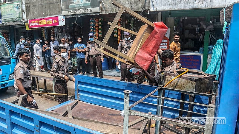 ঢাকা মেডিকেল কলেজ হাসপাতালের সামনে ফুটপাত দখল করে রাখা বিভিন্ন দোকানের সামগ্রী জব্দ করে পুলিশ। পথচারীদের নির্বিঘ্ন চলাচল নিশ্চিত করাসহ সড়কে যানজট এড়াতে এই অভিযান চালানো হচ্ছে
