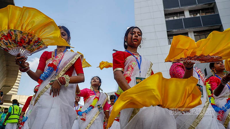 সনাতন ধর্মাবলম্বীদের শ্রী শ্রী জগন্নাথ দেবের রথযাত্রা উৎসবে নেচে গেয়ে অংশগ্রহণ করেন নারীরা। ছবি: মাহমুদ জামান অভি
