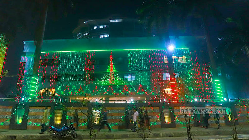 পুলিশ সদর দপ্তর ভবনে লাল সবুজ বাতির আলোকসজ্জায় ফুটিয়ে তোলা হয়েছে জাতীয় স্মৃতিসৌধ। ছবি: আব্দুল্লাহ আল মমীন