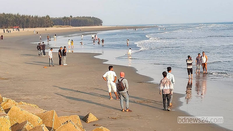 নাফ নদী, সমুদ্র সৈকত, নদী ও সমুদ্রের মোহনা, দূরের সবুজ পাহাড় আর জেলেদের জীবনযাপন দেখতে প্রতিদিন হাজারো মানুষের পা পড়ে দক্ষিণের উপজেলা টেকনাফে। ছবি: জসিম মাহমুদ