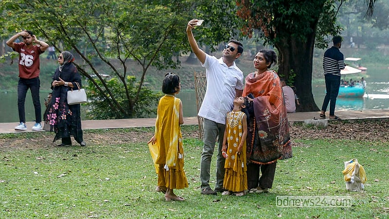 ঈদের ছুটিতে সোমবার ঢাকার রমনা পার্কে বেড়াতে এসে অনেকে তা ক্যামেরাবন্দি করে রাখেন