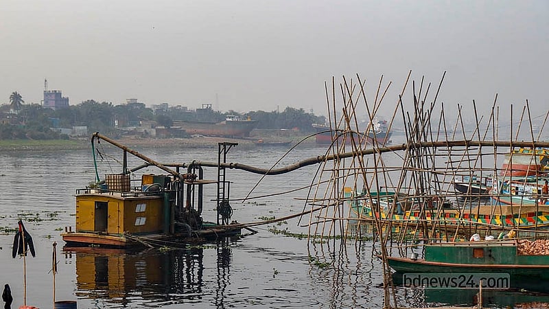 ঢাকার শ্যামপুরের মুন্সীখোলা এলাকার বাসিন্দারা বলছেন, বালু ব্যবসায়ীরা ড্রেজারগুলো দিয়ে নৌযান থেকে বালু তুলে আনে তীরে। বিভিন্ন নদী থেকে বাল্কহেডে বা অন্যান্য নৌযানে বালু আসে সেখানে