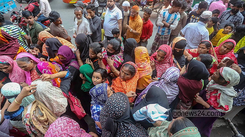 রাজধানীর মানিকনগরে টিসিবির ট্রাকের সামনে মানুষের ভিড়। ৪০ দিন বন্ধ থাকার পর সোমবার থেকে আবার শুরু হয়েছে টিসিবির ন্যায্যমূল্যে পণ্য বিক্রি। ছবি: আব্দুল্লাহ আল মমীন