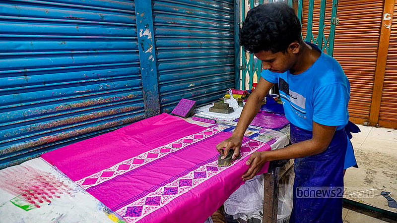 ঢাকার নিউ মার্কেটে থ্রিপিসে ব্লক প্রিন্টের কাজে ব্যস্ত কারিগররা