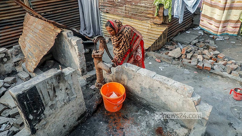 কড়াইল বস্তির ধ্বংসস্তূপের মাঝ থেকে পানি সংগ্রহ করছেন একজন। গত ২৫ নভেম্বর ভয়াবহ আগুনে পুড়ে যায় সেখানকার ১৫০০ ঘর