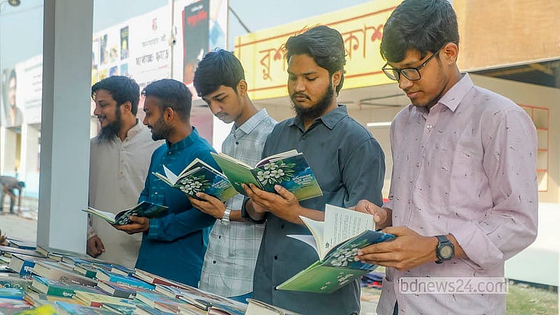 একুশে বইমেলার প্রথম দিন বিভিন্ন স্টল ঘুরে দেখেন পাঠক-দর্শনার্থীরা
