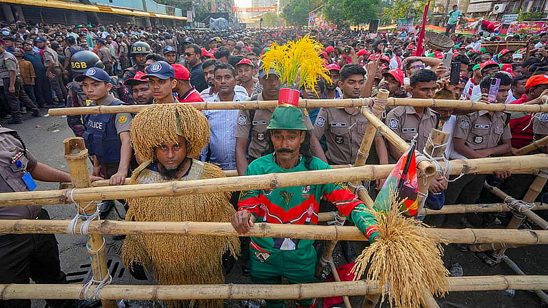 মে দিবসে রাজধানীর নয়া পল্টনে জাতীয়তাবাদী শ্রমিক দলের সমাবেশে নেতাকর্মীরা।  ছবি: পিএমও