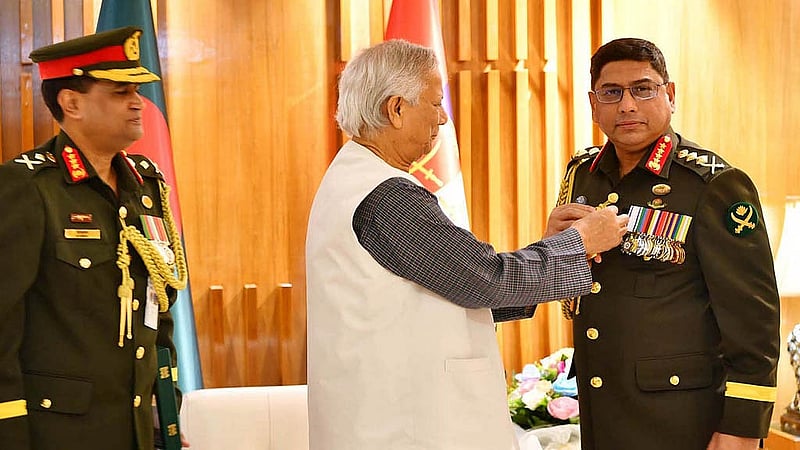 সশস্ত্র বাহিনী দিবস উপলক্ষে প্রধান উপদেষ্টা অধ্যাপক মুহাম্মদ ইউনূস বৃহস্পতিবার ঢাকা সেনানিবাসে সেনাপ্রধান জেনারেল ওয়াকার-উজ- জামানকে শান্তিকালীন পদক পরিয়ে দেন। ছবি: পিআইডি