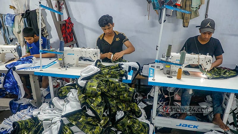 পুরান ঢাকার সদরঘাট ও ফরাশগঞ্জ এলাকায় গার্মেন্ট পল্লিতে নকশা ও আকারভেদে প্রতিটি শীতবস্ত্র তৈরিতে মজুরি মেলে ৬০ থেকে ২০০ টাকা। ছবি: আব্দুল্লাহ আল মমীন