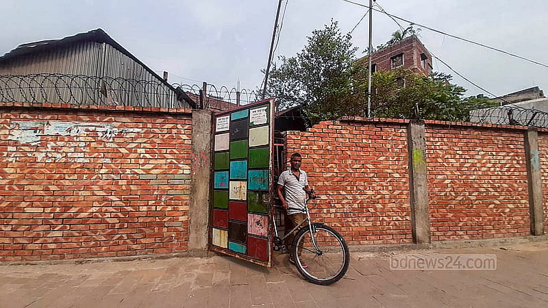কর্তৃপক্ষের দেখভালের অভাবে হাতিরঝিলের সীমানা দেয়াল ভেঙ্গে যে যার সুবিধা মতো চলাচলের পথ বের করে নিচ্ছে।   ছবি: আব্দুল্লাহ আল মমীন