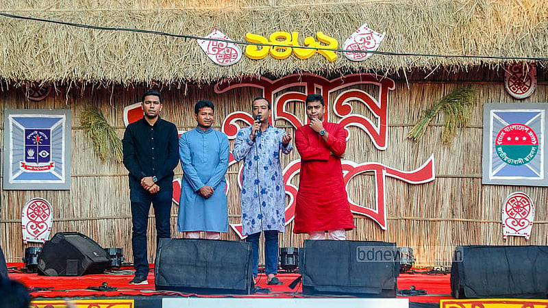 ঢাকা বিশ্ববিদ্যালয়ে টিএসসির পায়রা চত্বরে নবান্ন উৎসবে কথা বলেন ছাত্রদলের সভাপতি রাকিবুল ইসলাম রাকিব