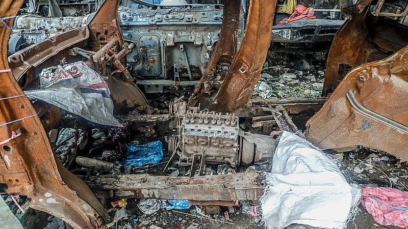 নানা অভিযোগে জব্দ হওয়া কিংবা দুর্ঘটনার কবলে পড়া এসব গাড়ি অনেক দিন ধরেই পড়ে আছে যাত্রাবাড়ী থানার সামনে। এসব গাড়ির অনেক যন্ত্রাংশ খোয়া গেছে। ছবি: আব্দুল্লাহ আল মমীন